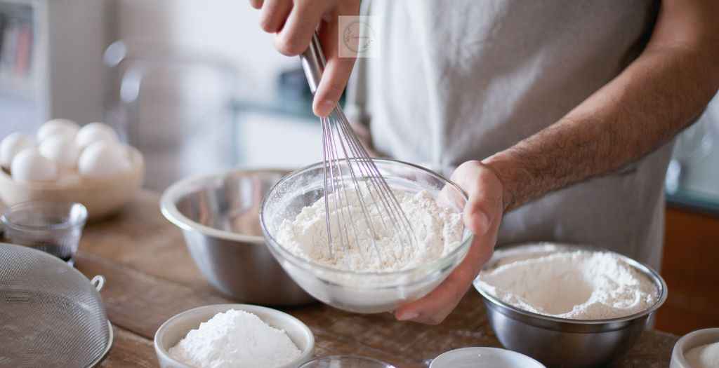 Having the best set of mixing bowls available in the kitchen is important. For baking, whipping eggs, mixing salads, mixing cookie dough