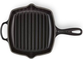 Le Creuset Signature Enamelled Cast Iron Grillit Frying Pan With Helper Handle and Two Pouring Lips, For All Hob Types and Ovens, 26 cm, Matte Black, 201832600