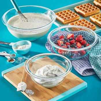 The versatile Pyrex glass mixing bowl set is perfect for all baking and cooking activities at home. Made from pure Pyrex glass