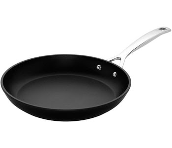 Le Creuset nonstick pan strengthened. With a structure of 6 layers including 3 layers of non-stick PFOA