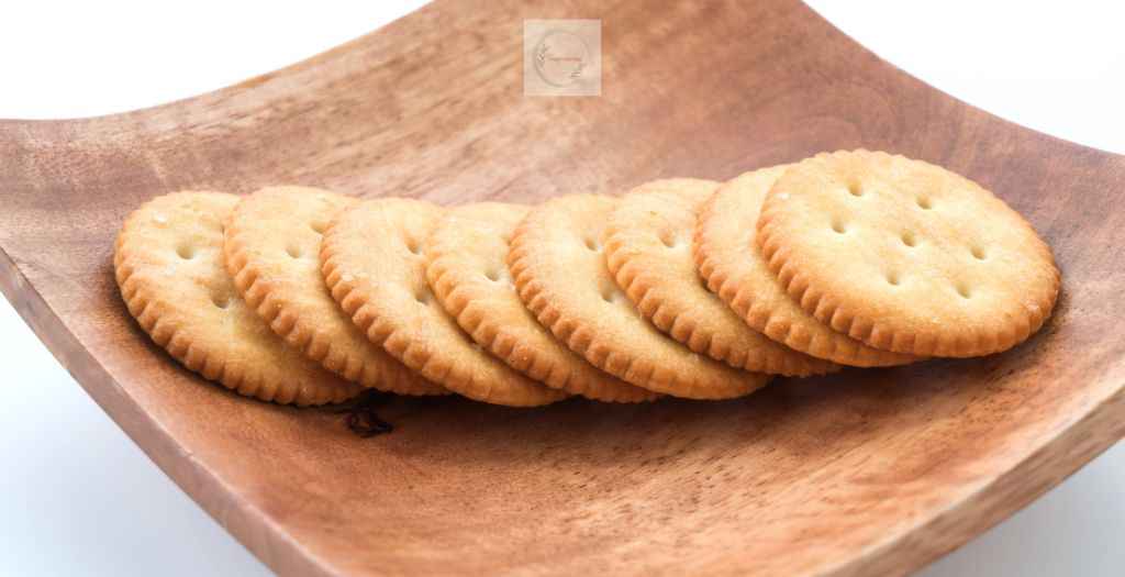 Best crackers are considered a nutritious food containing flour, sugar, and fat. Some are added with raisins, oats, chocolate chips, nuts, etc.