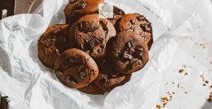 When it comes to baked goods, we cannot ignore chocolate baking chips. They are an indispensable ingredient for bakers, turning cookies and cakes into wonderful masterpieces.