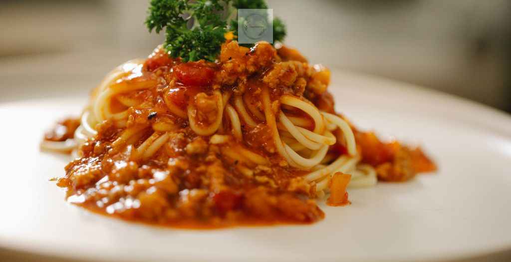 Take your cooking to the next level with spaghetti pasta sauce, a sauce made of slow-cooking meat, along with the manufacturer's signature ingredients such as onions, tomatoes