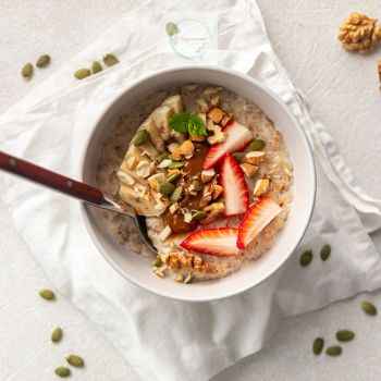 Oatmeal with Nuts and Berries