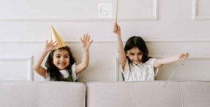 The kids couch is an essential item in a child's room, helping them develop their imagination and thinking skills by arranging the sofa modules into tunnels, castles